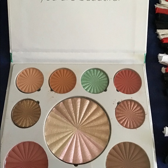 OFRA Good to Go Palette and Lip Gloss - Picture 4 of 7